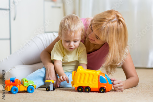 mother with child playing t...