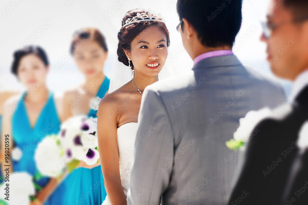 Obraz premium stylish rich asian bride and groom dancing first wedding dance i