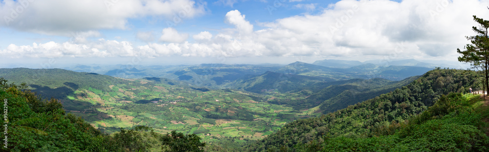 Obraz premium Mountain and white cloud on blue sky in Phu Ruea National Park N