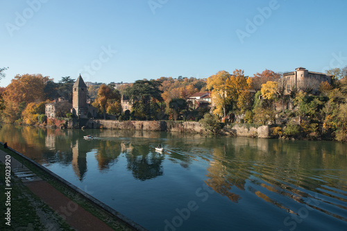 pêcheur sur la saône à Lyon - île Barbe dans le Rhône photo