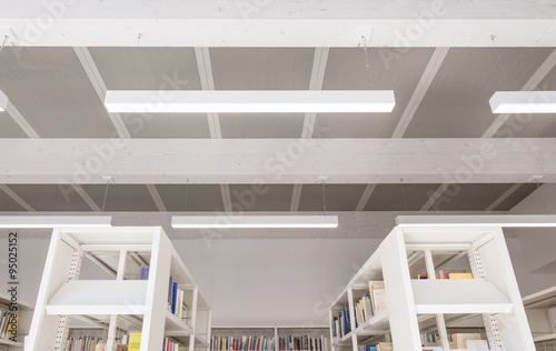 Soffitto in legno , antisismico, in  biblioteca