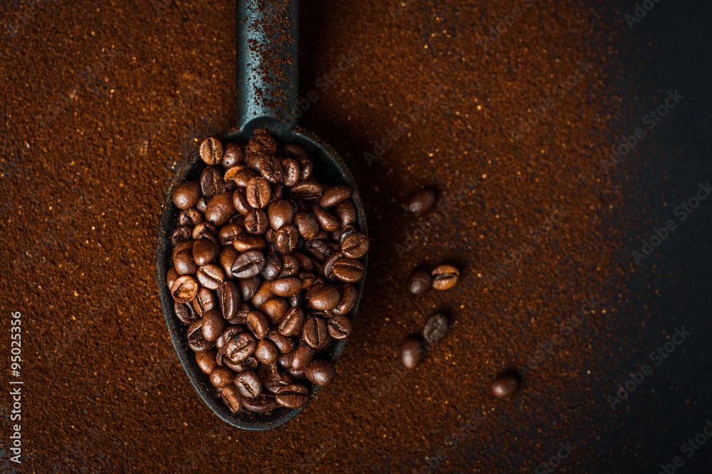 Fototapeta premium Ziarna kawy i mielona kawa