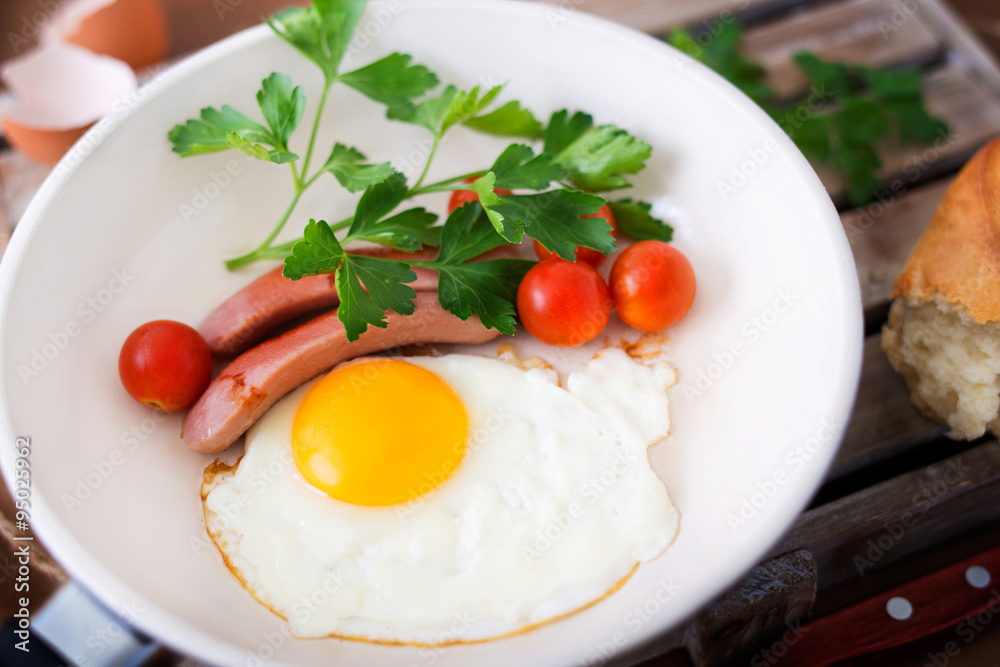 Fried eggs with sausage and tomatoes Fried eggs with sausage and tomatoes