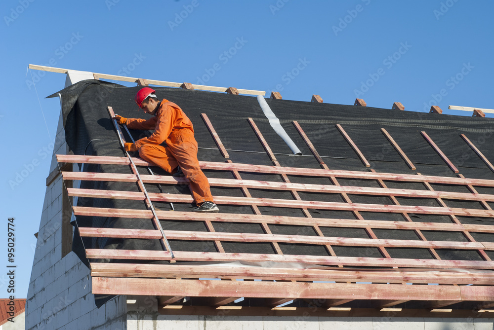 Naklejka premium installation of a roof