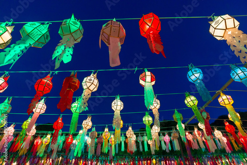 Foto yee peng festival decoration with lantern, thailand