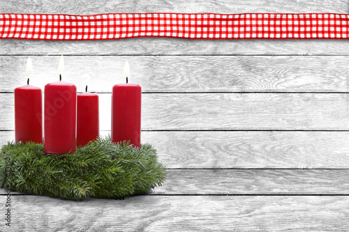 Adventskranz mit Karoband und Holzwand