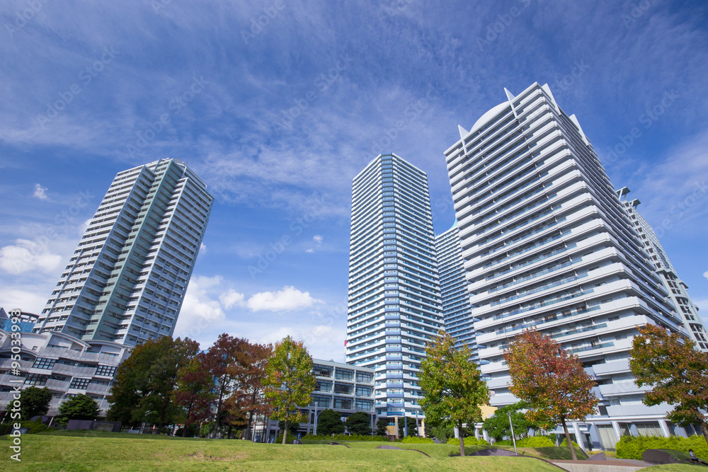 横浜駅周辺の高層ビルとマンション