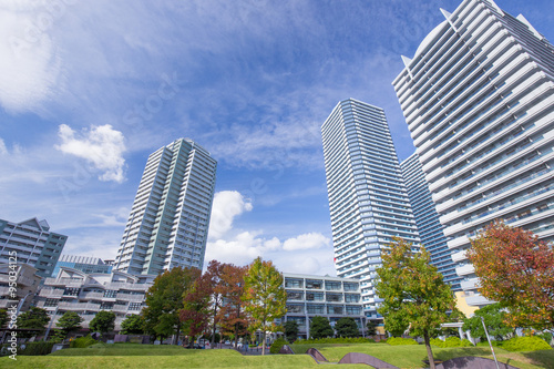 横浜駅周辺の高層ビルとマンション