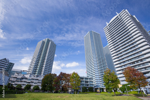 横浜駅周辺の高層ビルとマンション