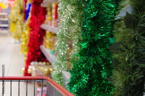 Obraz na płótnie Buy Christmas garlands at the store w salonie