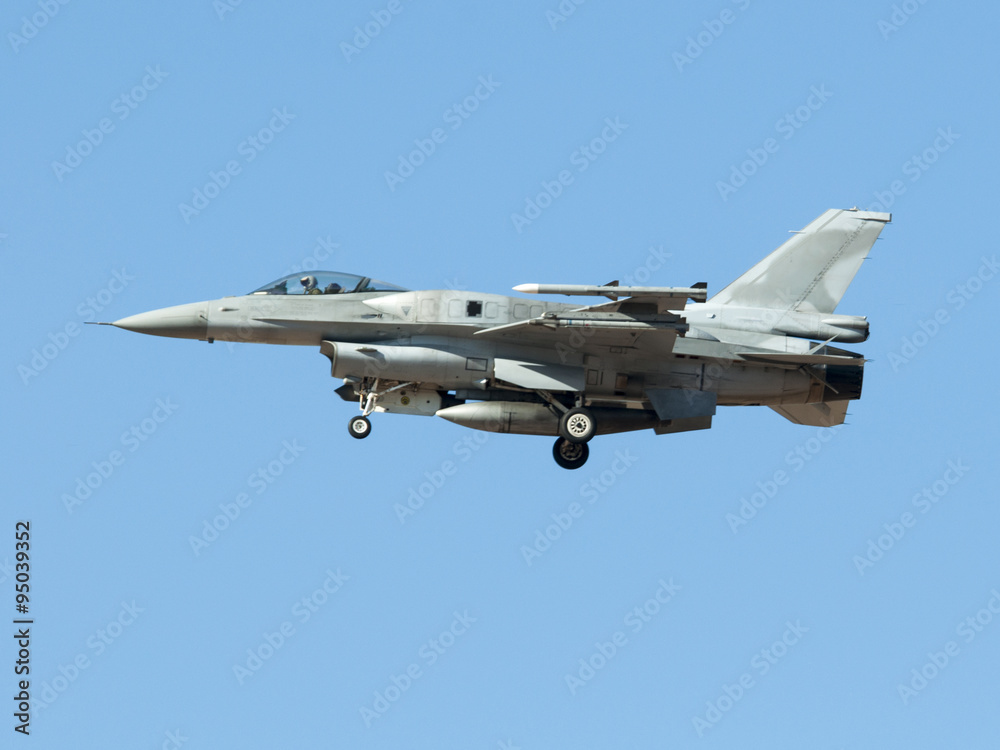 Avión de combate F-16 aterrizando Avión de combate F-16 aterrizando