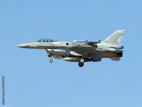 Avión de combate F-16 aterrizando