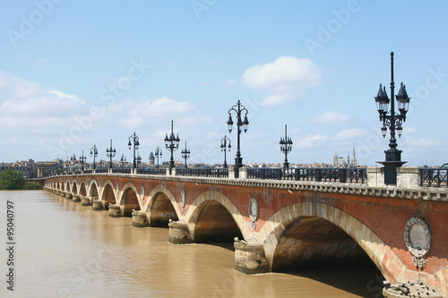 Pont de pierre à Bordeaux #95040797
