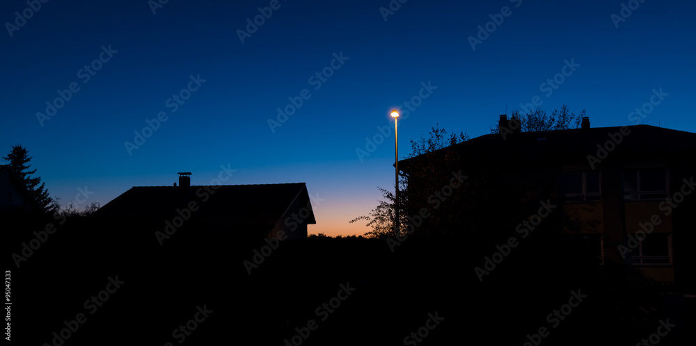 Häusersilhouette zur Blauen Stunde Häusersilhouette zur Blauen Stunde