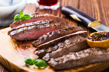 Fototapete Steakhouse Mariniertes Flanksteak vom Grill  © istetiana