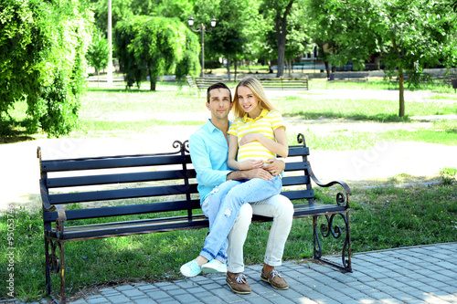 Young pregnant woman with h...