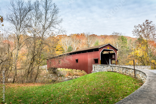 Obraz na plátně Covered Bridge in Pennsylvania during Autumn