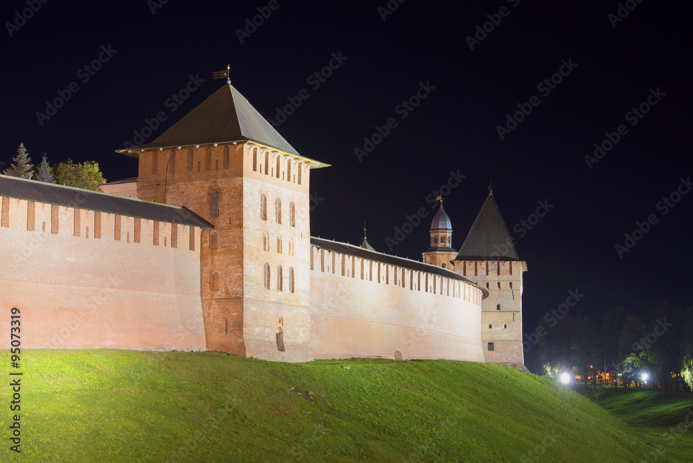 Башни и стены Новгородского кремля сентябрьской ночью. Великий Новгород