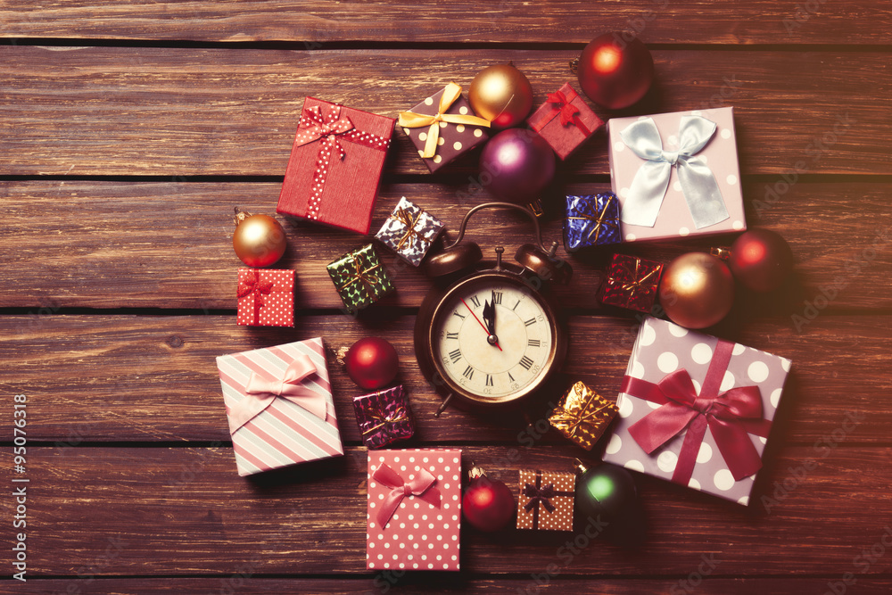 Fototapeta premium alarm clock and christmas baubles