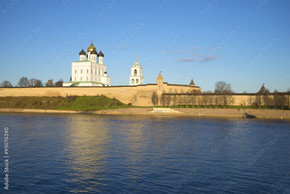 Троицкий собор и стены Псковского кремля октябрьским вечером