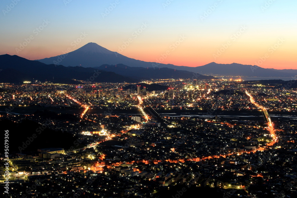 静岡市の夜景と富士山