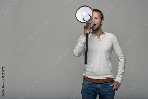 Mann spricht mit einem Megafon