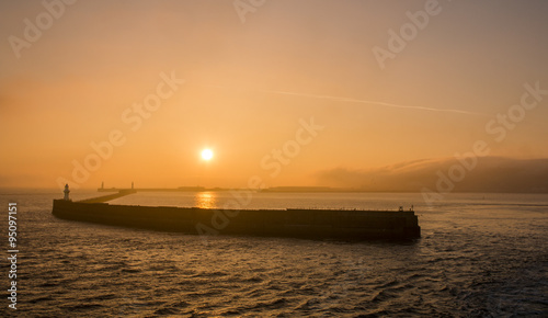 Mistige zonsondergang haveningang Dover photo