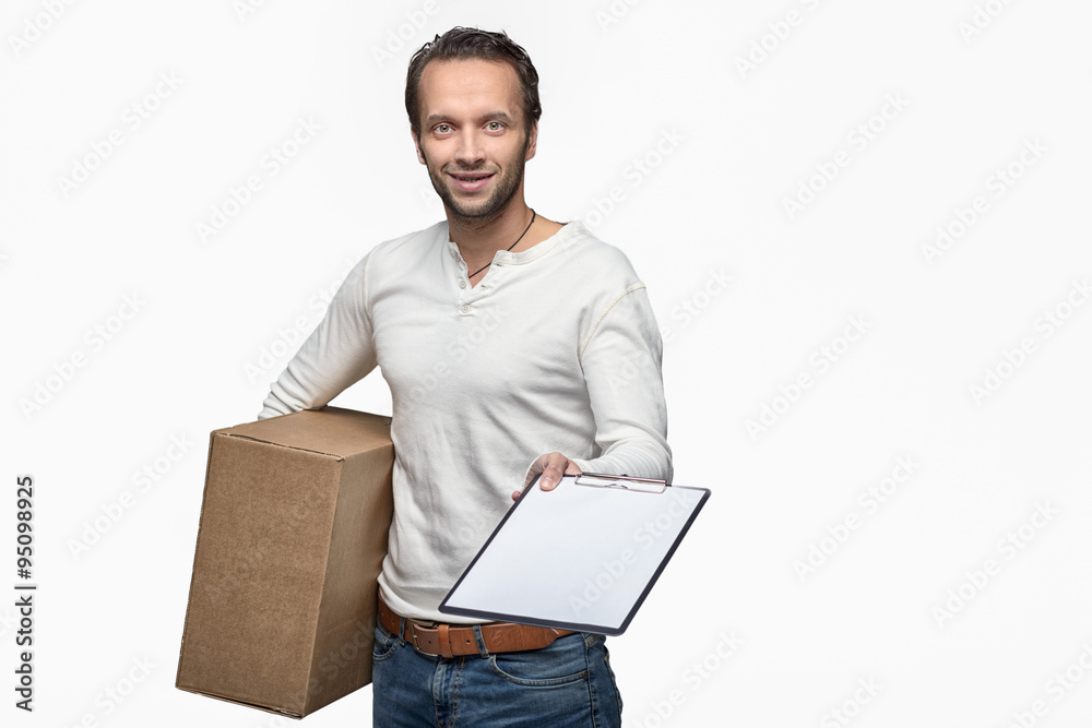 Lächelnder Kurier liefert ein Paket Lächelnder Kurier liefert ein Paket