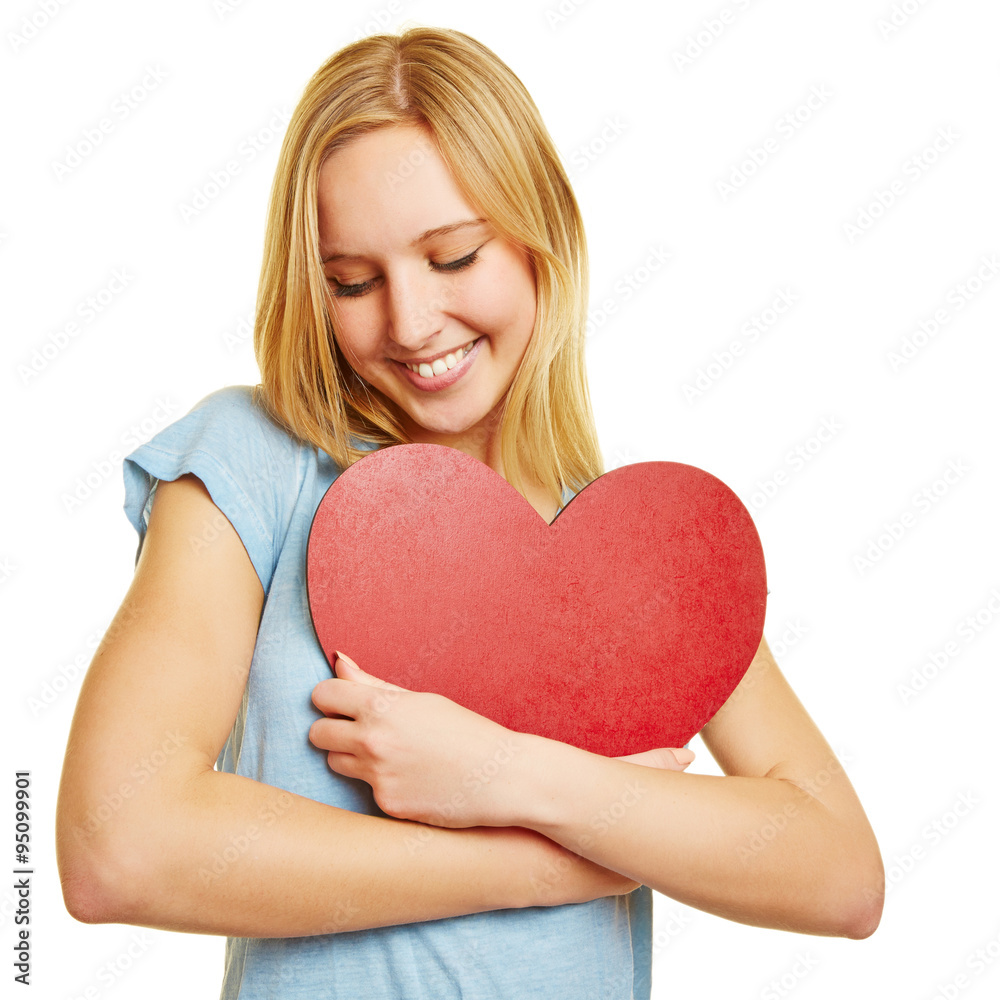Junge Frau umarmt ein rotes Herz aus Liebe Junge Frau umarmt ein rotes Herz aus Liebe