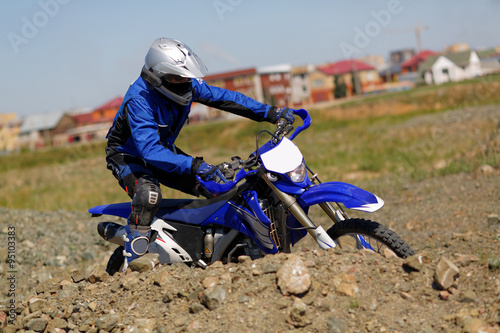 Эндуро мото байкер на спортивном мотоцикле