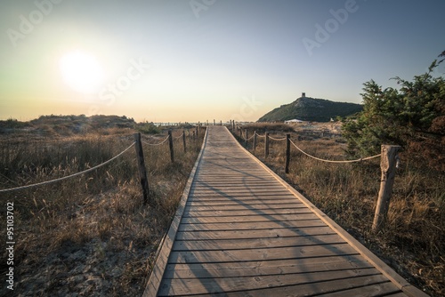 Passerella di legno che porta alla spiaggia