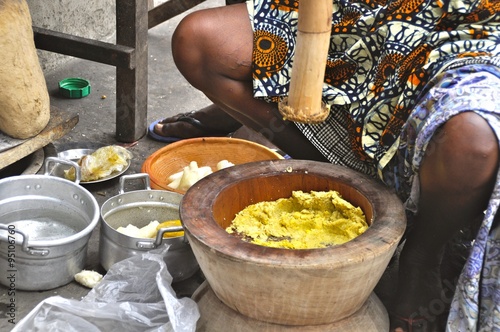 Essenzubereitung in Afrika