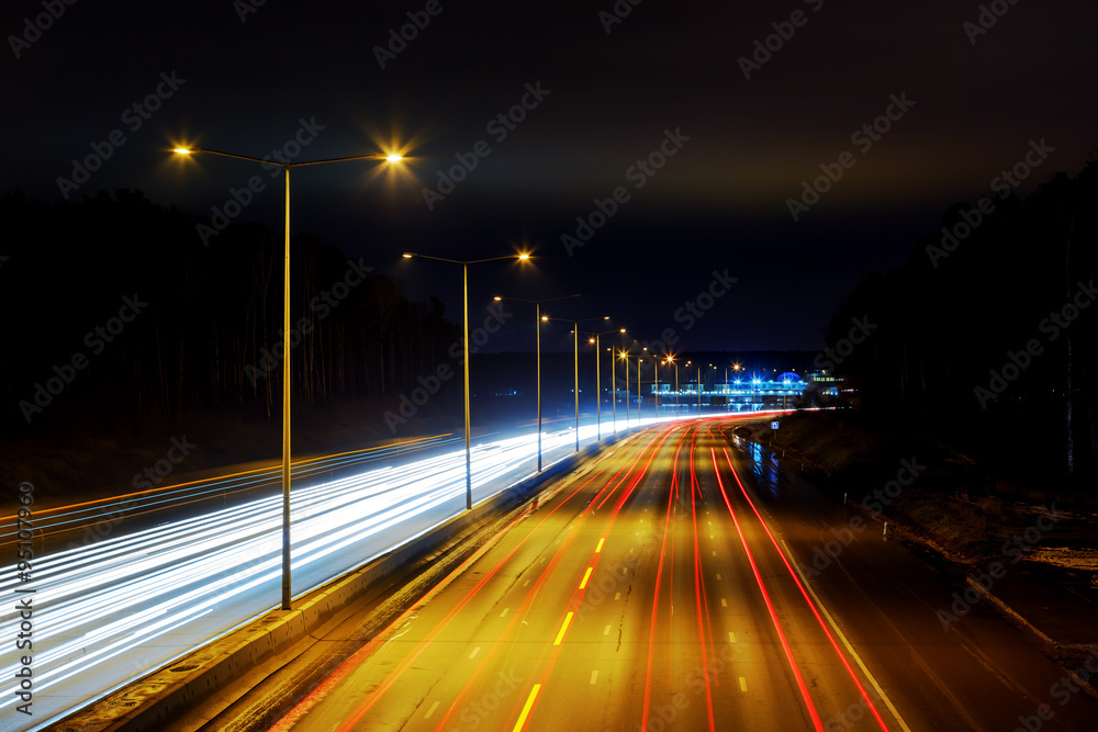 Fototapeta premium Autostrada nocą ze światłami samochodów