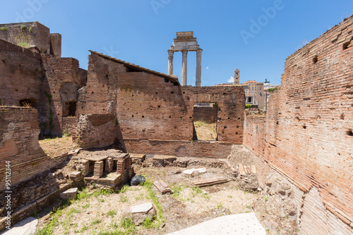 Famous Roman ruins in Rome