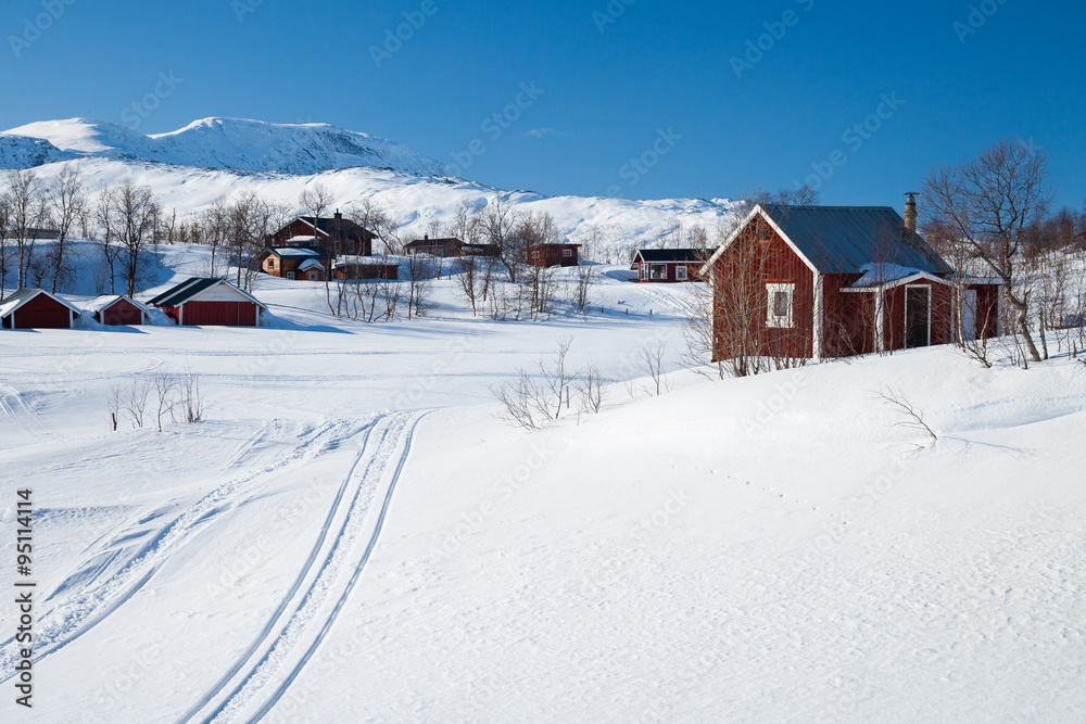 gemütliches rotes Haus im Winter in Schweden