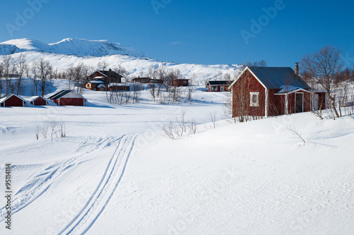 gemütliches rotes Haus im Winter in Schweden