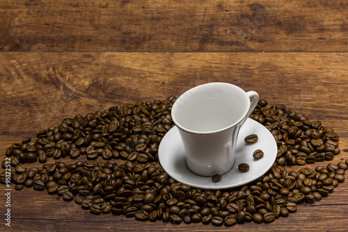 Kaffeebohne mit weißer Tasse