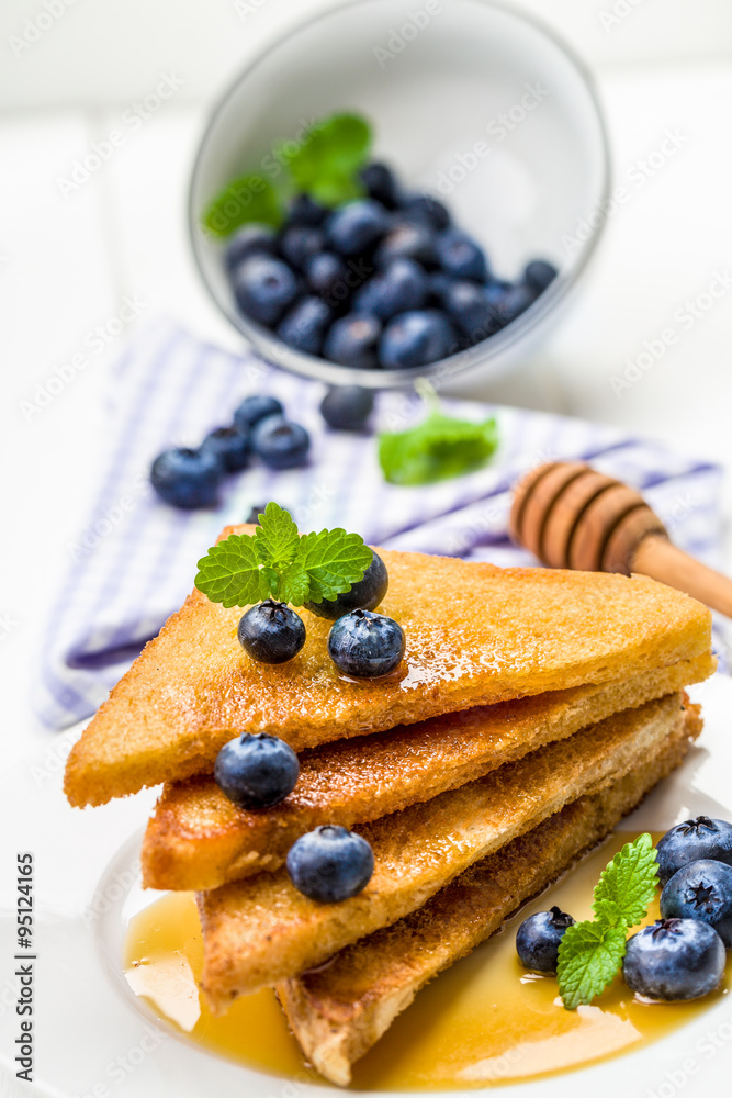 French Toast, süsses Frühstück mit Heidelbeeren French Toast, süsses Frühstück mit Heidelbeeren