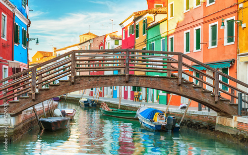 Obraz na płótnie Small wooden bridge over a canal in Burano, Italy. w salonie