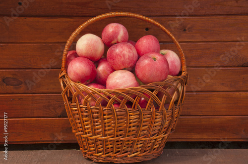 basket with apples_21