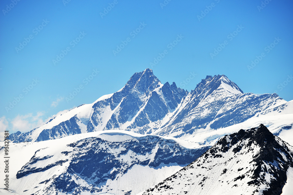 Naklejka premium capped mountain peaks