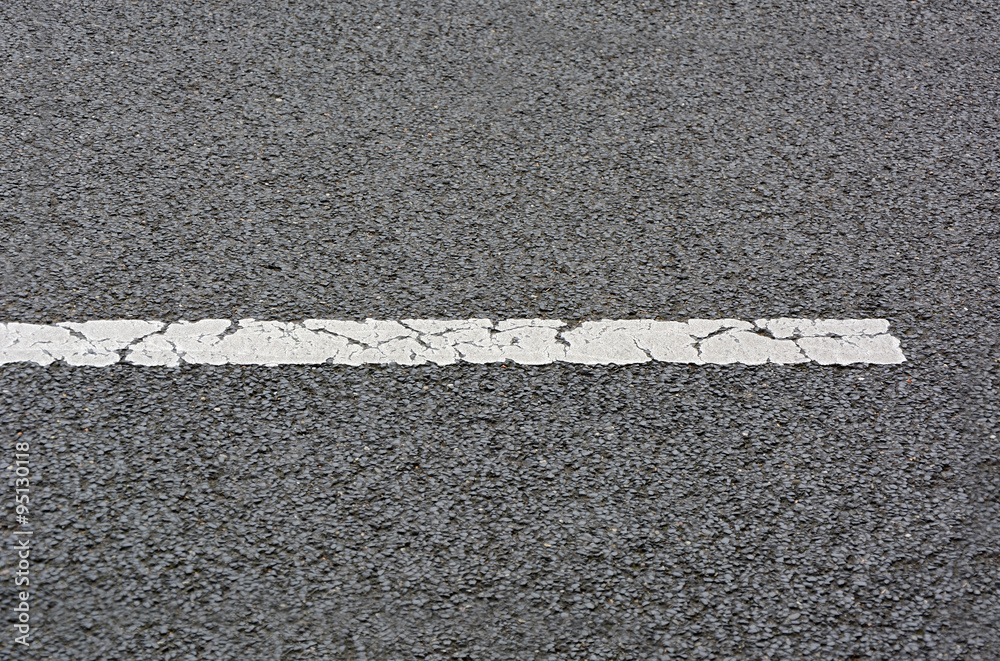 Fototapeta premium Straße mit Mittelstreifen