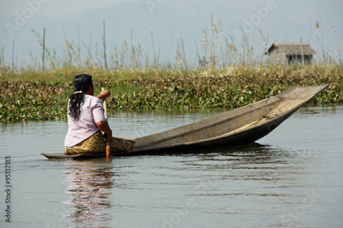 Birmanie  barque traditionnelle sur le lac Inle