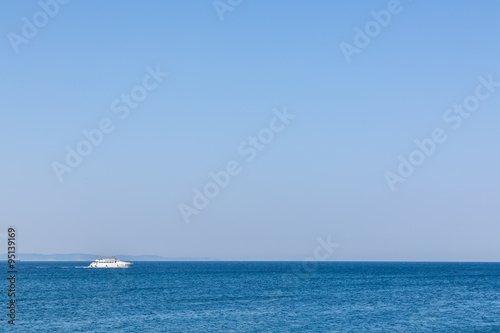 Boat on the ocean © Stockr