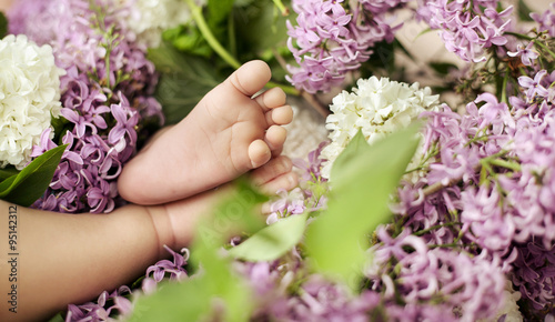 Fototapeta Naklejka Na Ścianę i Meble -  Little feet among colorful flowers