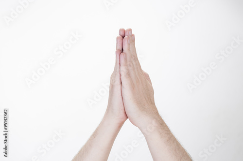 Manos en oración aislado en fondo blanco