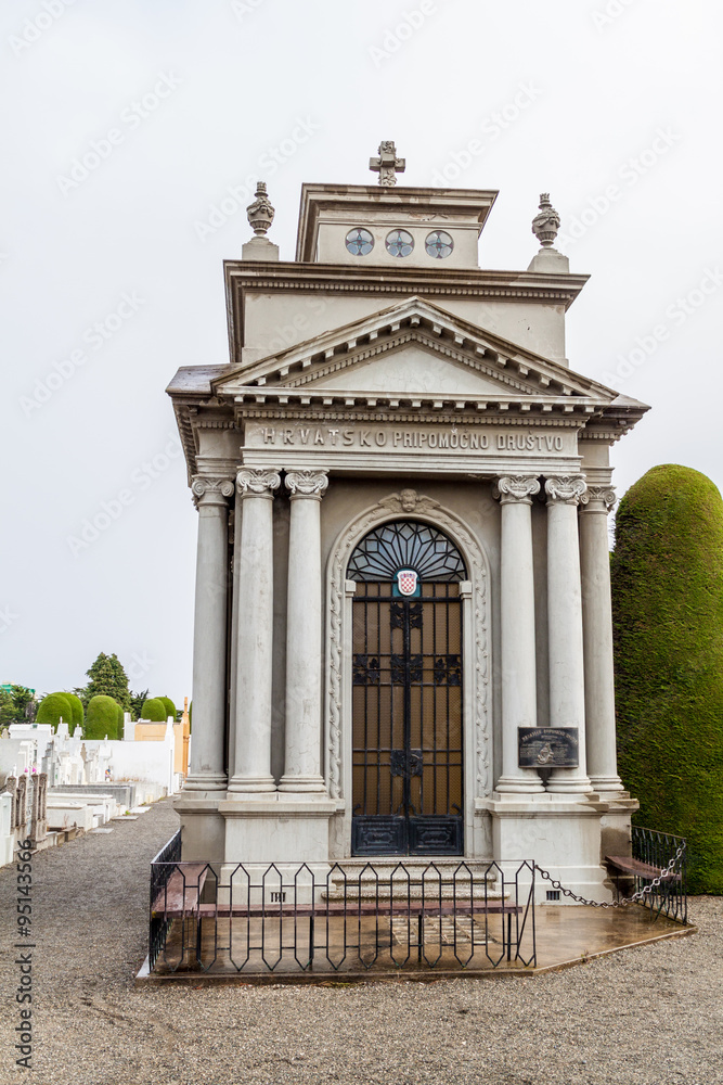 Obraz premium Tombs and graves at a cemetery in Punta Arenas, Chile.