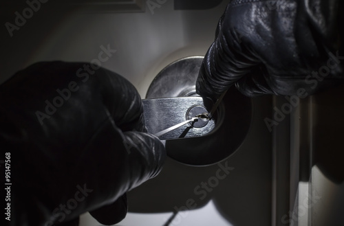 Fotografia, Obraz Con Man Picking Lock with Black Leather Gloves at Night