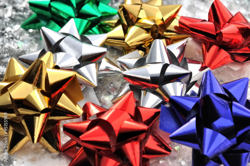 étoiles de différentes couleurs en papier brillant