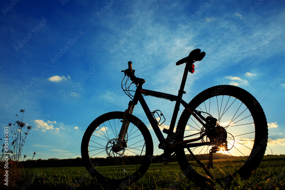 Obraz premium Silhouette of Mountain bicycle at sunset